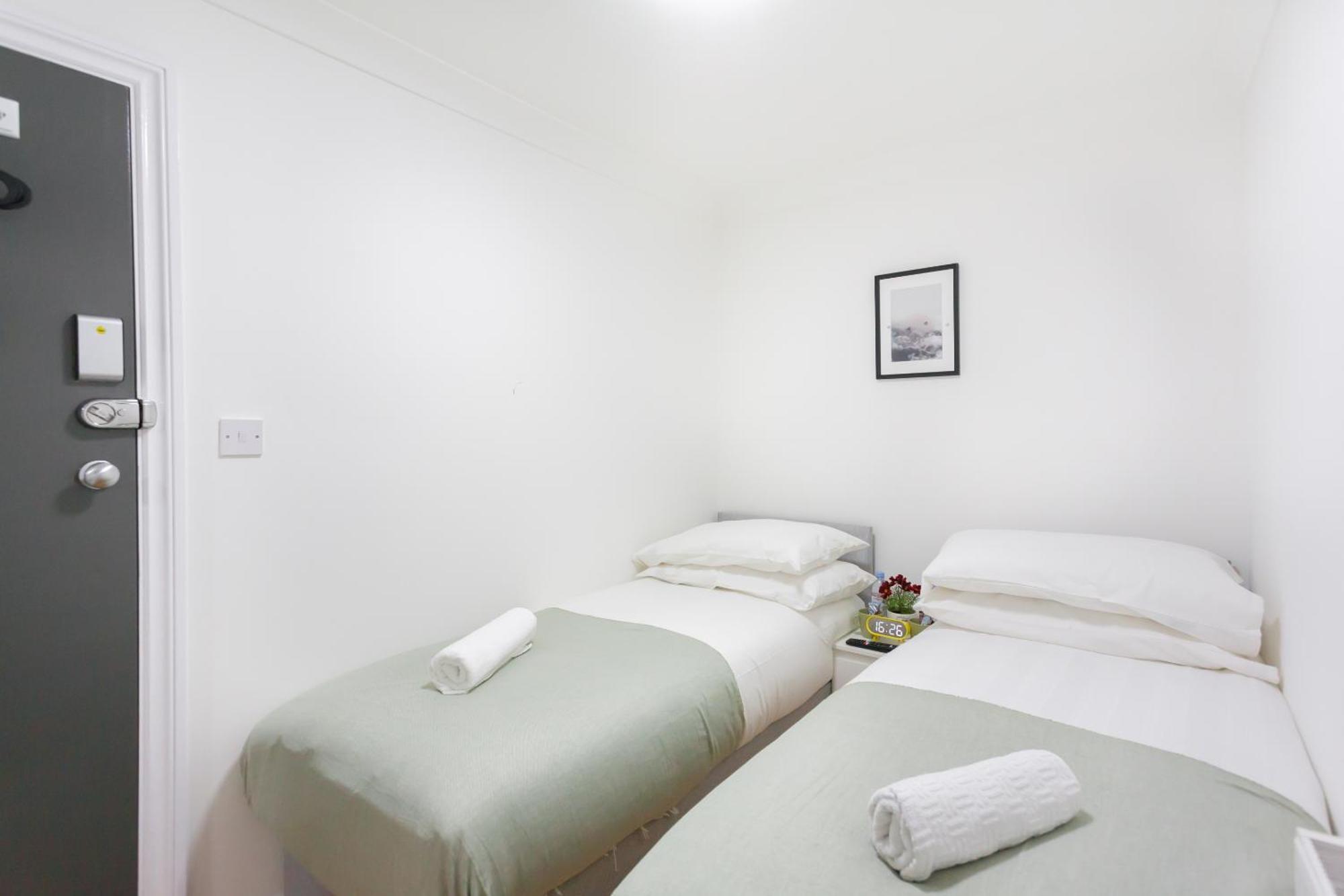 Pensiune Studio9 - Next To Emirates Stadium - Budget With Shared Bathroom