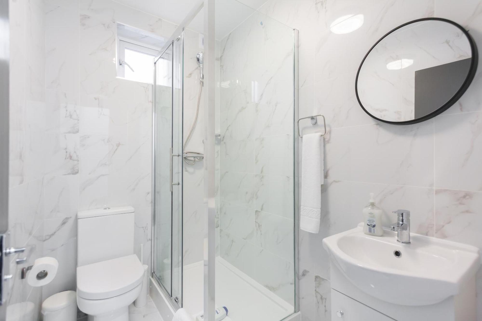 Pensiune Studio9 - Next To Emirates Stadium - Budget With Shared Bathroom *